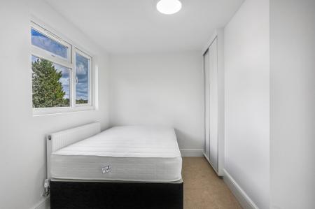 Room Ashenden Road in Guildford