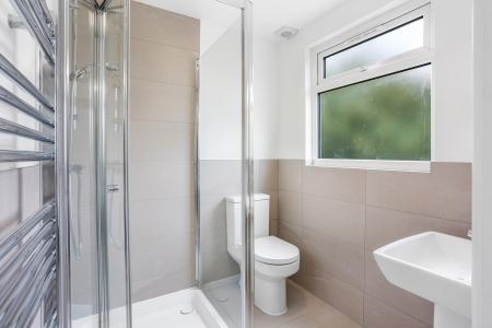 Room Ashenden Road in Guildford