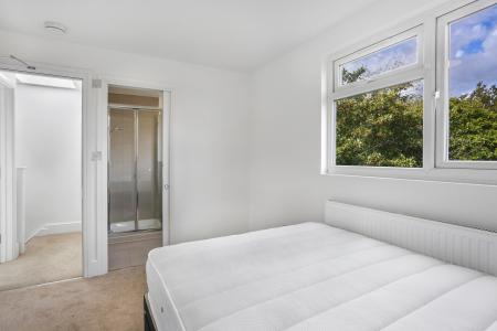 Room Ashenden Road in Guildford