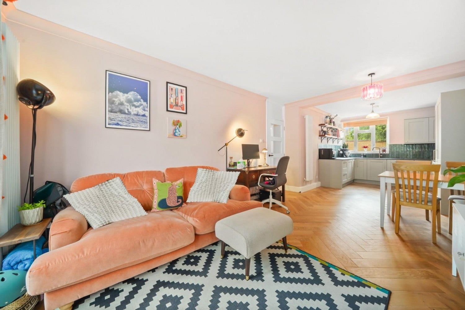Flat Queen Elizabeth's Walk in Greater London