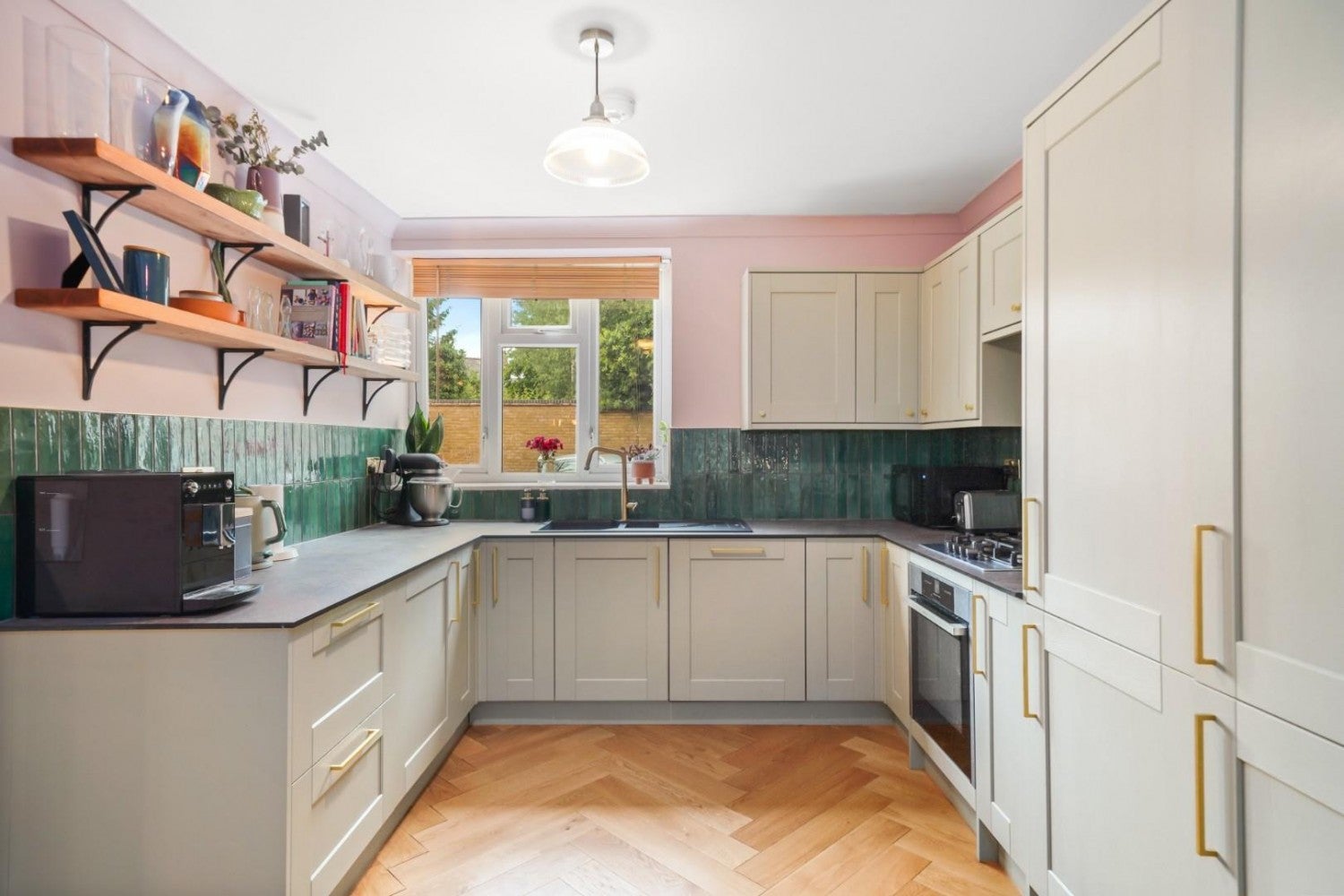 Flat Queen Elizabeth's Walk in Greater London