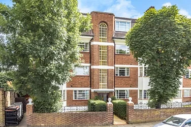 Flat Schubert Road in Greater London