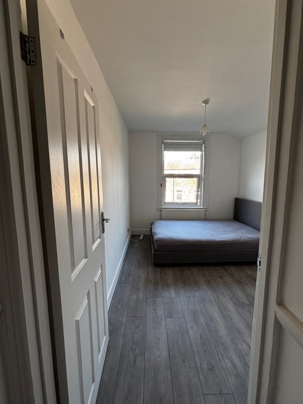 Room St Albans Crescent in Greater London