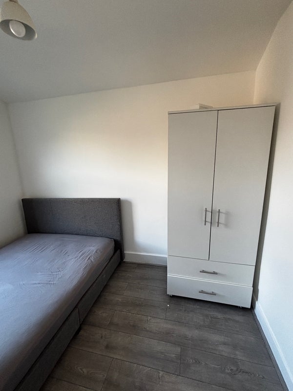 Room St Albans Crescent in Greater London