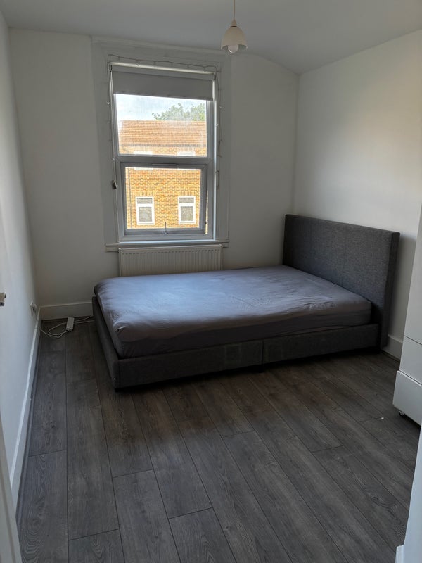 Room St Albans Crescent in Greater London