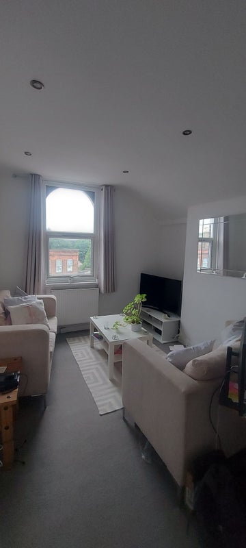Room Streatham High Road in Greater London