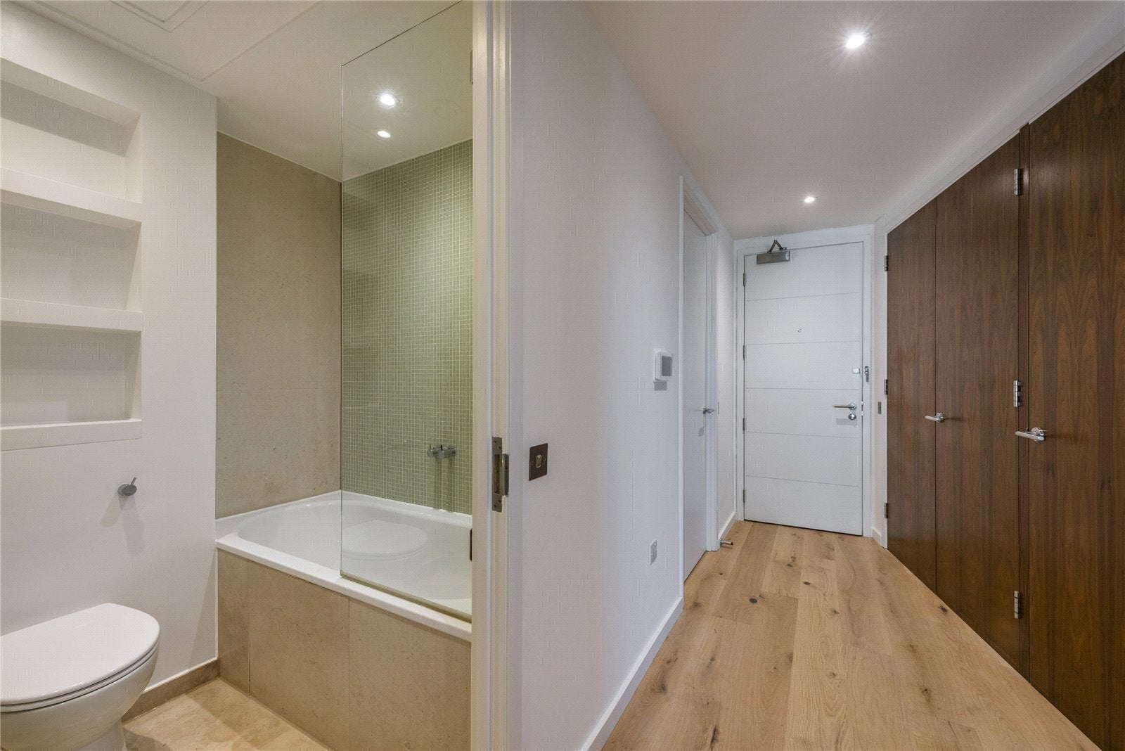 Flat Fairmont Avenue in Greater London