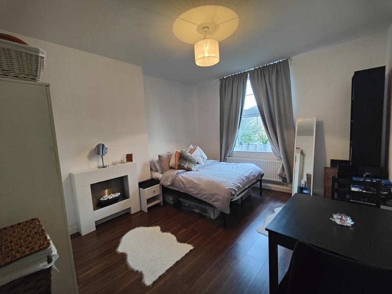 Room St. Katharine's Way in Greater London