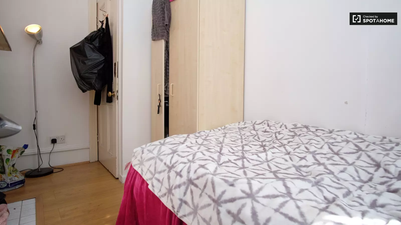 Flat Auriol Road in Greater London