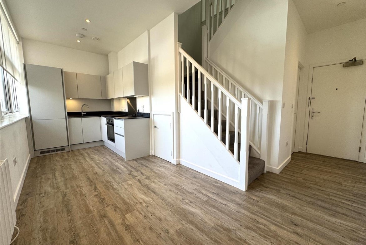 Flat London Road in Staines-upon-Thames
