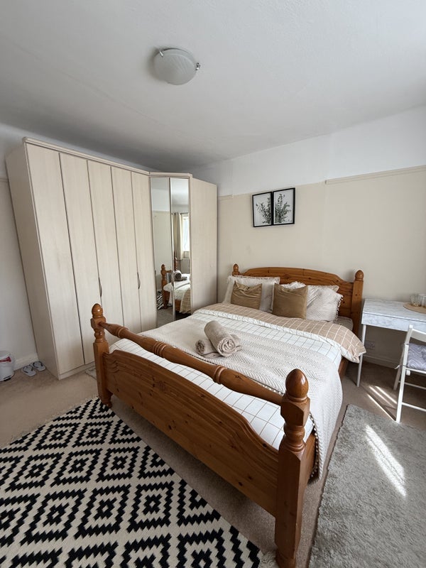 Room Grand Avenue in Greater London
