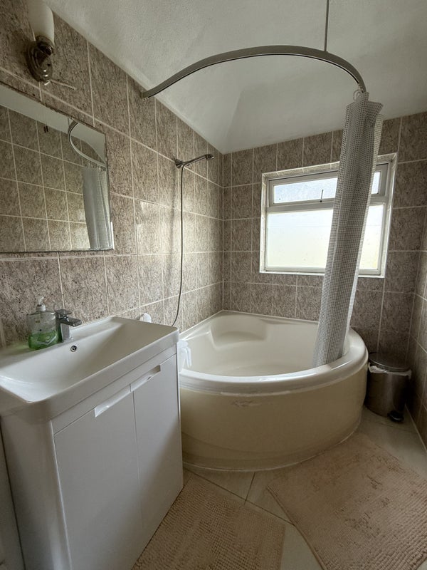Room Grand Avenue in Greater London