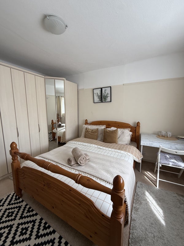 Room Grand Avenue in Greater London