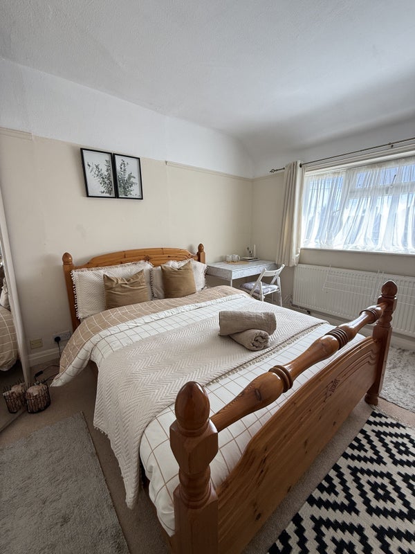 Room Grand Avenue in Greater London