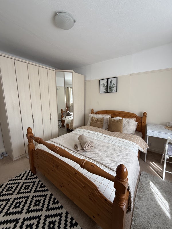Room Grand Avenue in Greater London