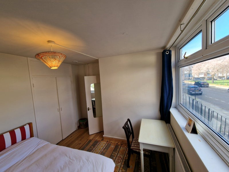 Room Lorrimore Square in Greater London