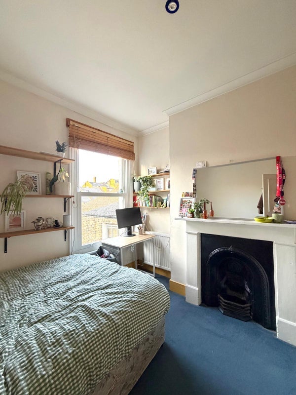 Room Heyford Avenue in Greater London