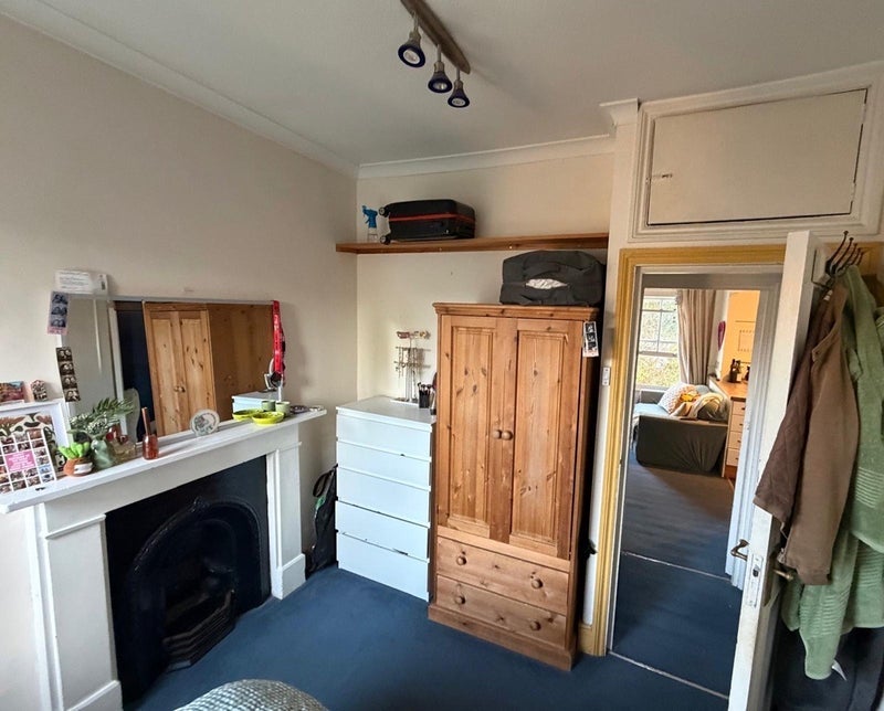 Room Heyford Avenue in Greater London