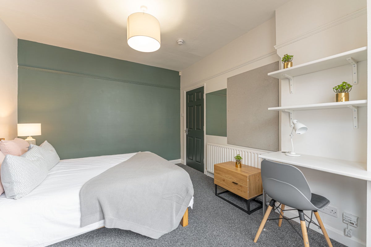 Room Bute Avenue in Nottingham