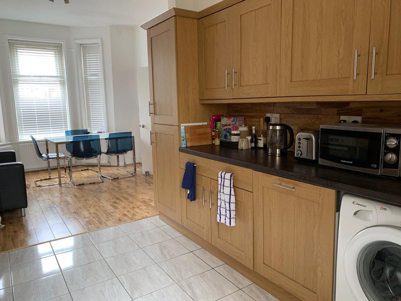 Room Amesbury Avenue in Greater London