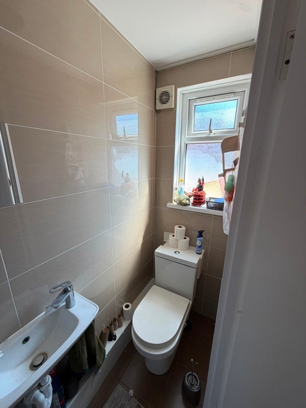 Room Usher Road in Greater London