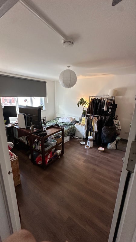 Room Usher Road in Greater London