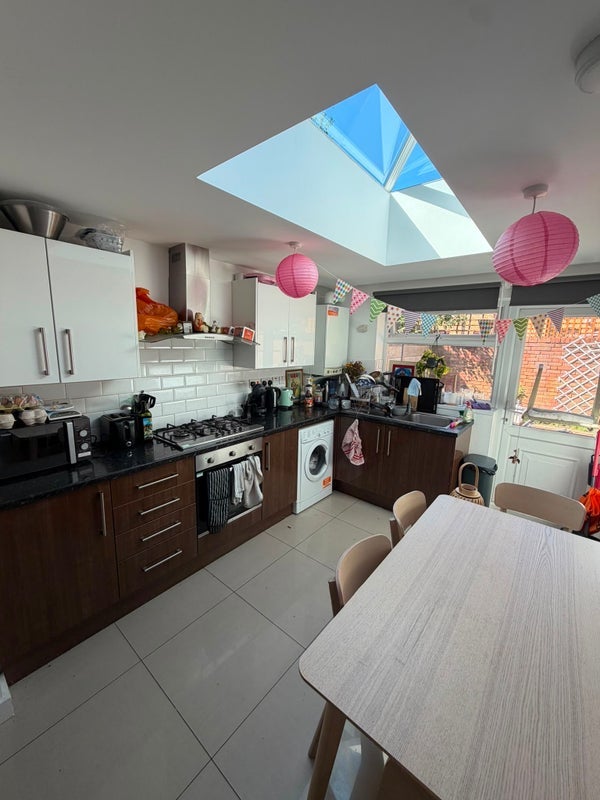 Room Usher Road in Greater London