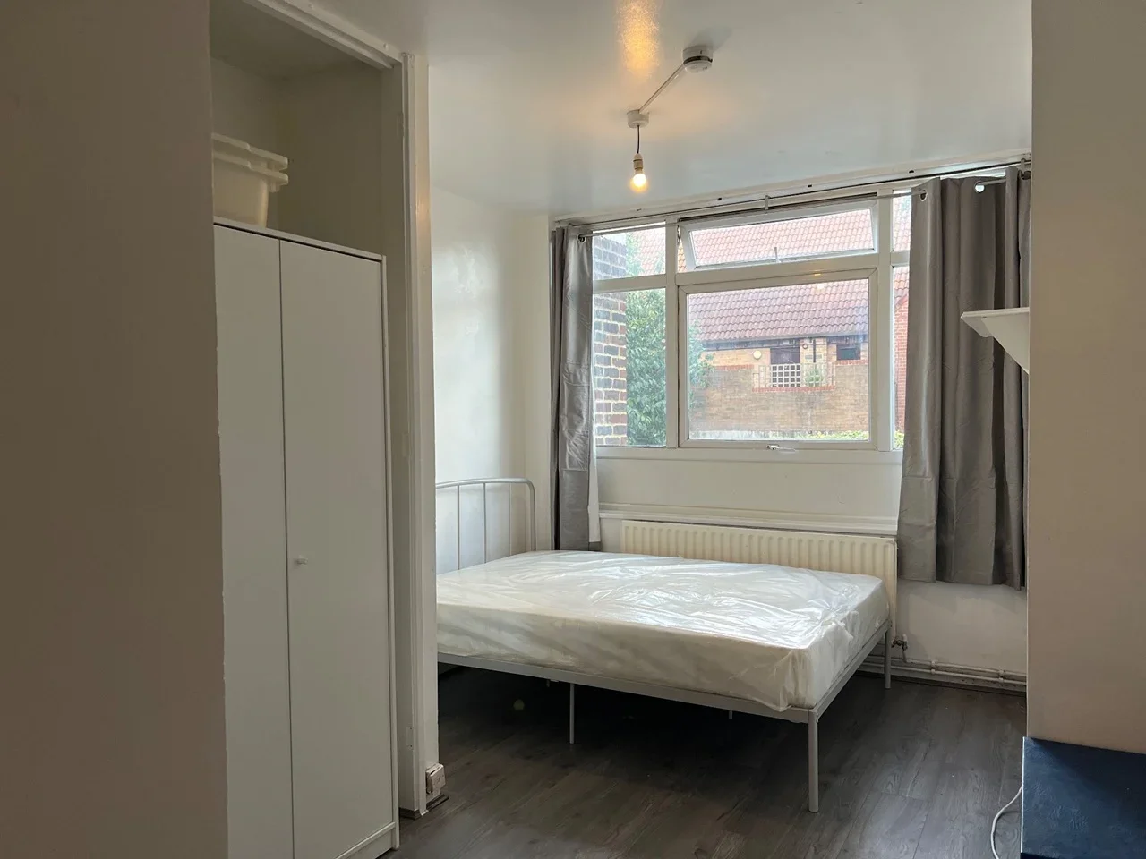 Room Manchester Road in Greater London