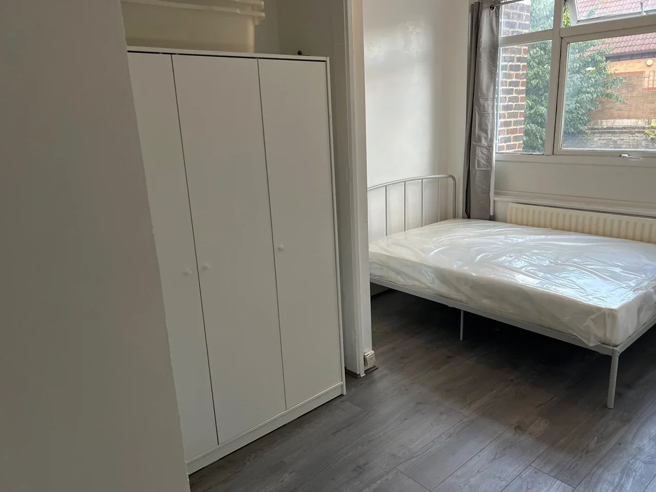 Room Manchester Road in Greater London