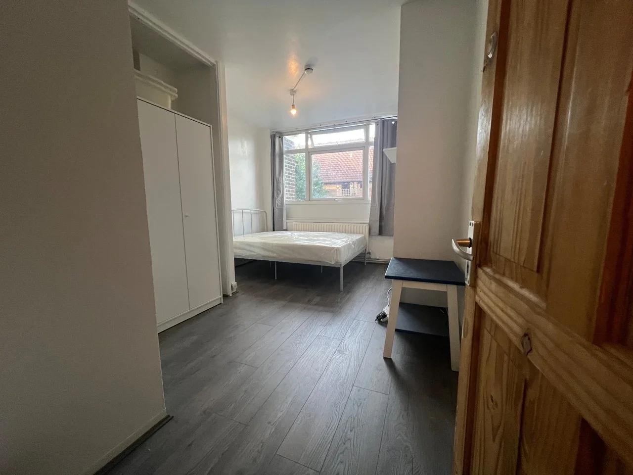 Room Manchester Road in Greater London