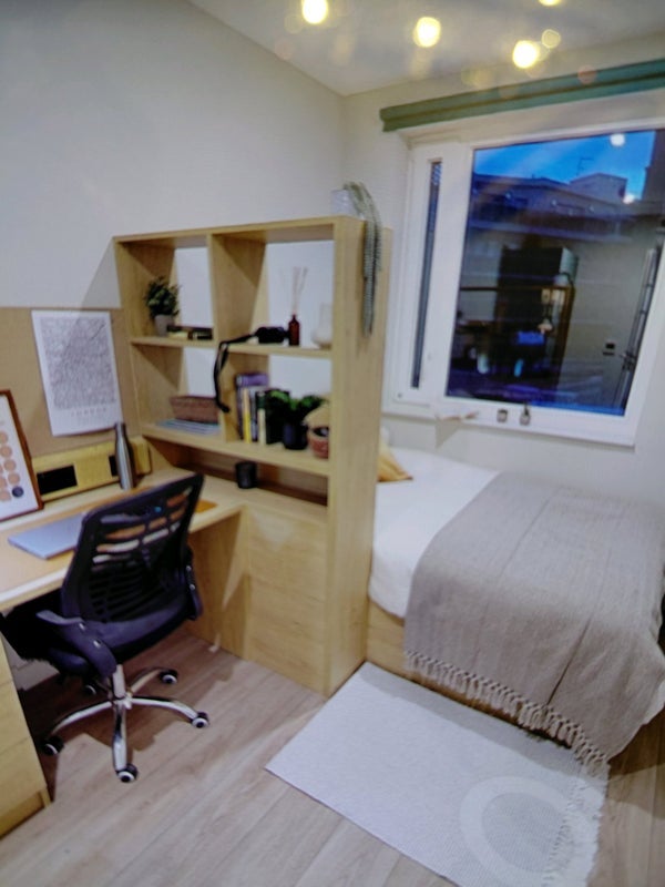 Room Silvertown Way in Greater London