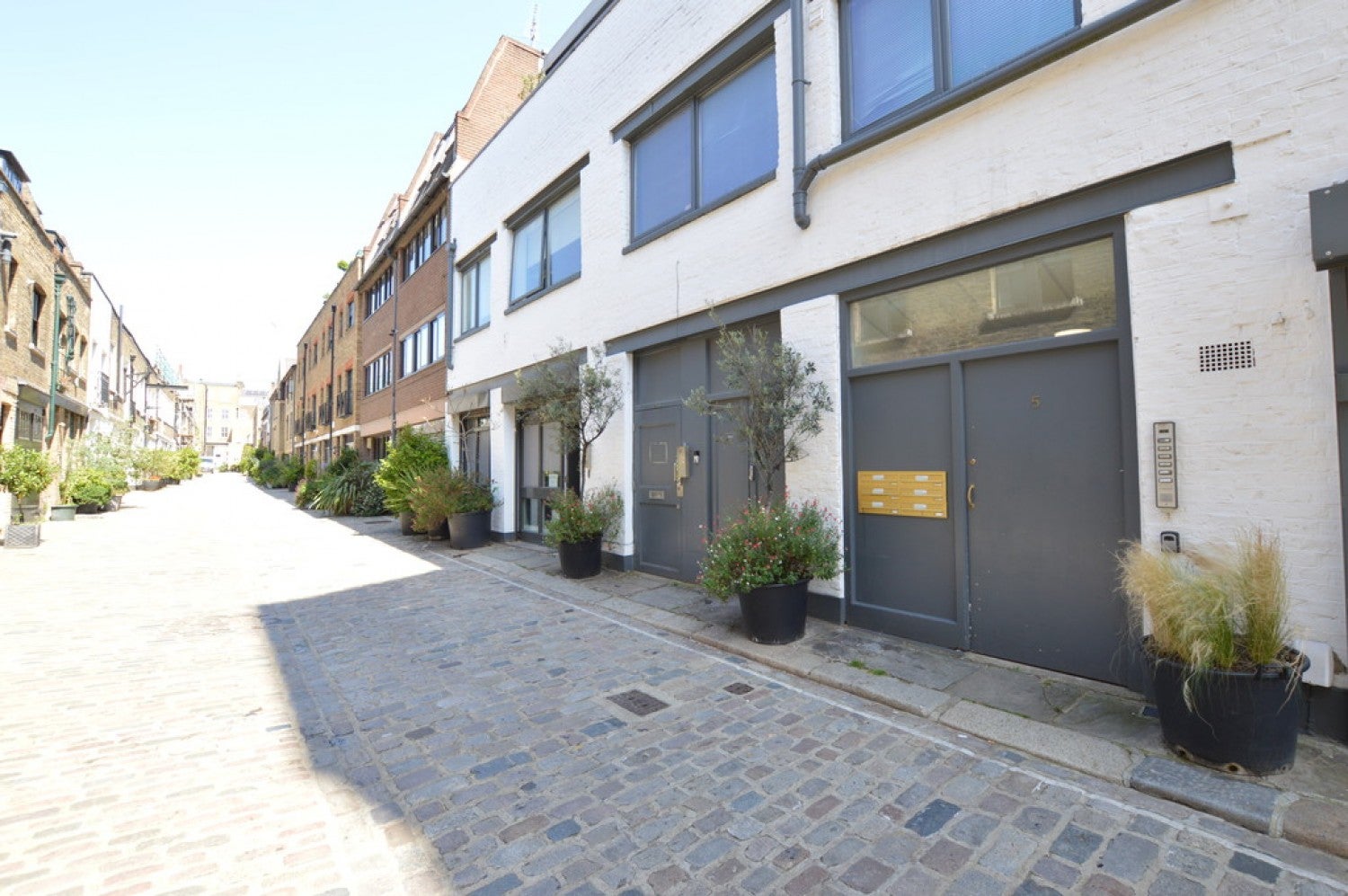 Flat Brownlow Mews in Greater London
