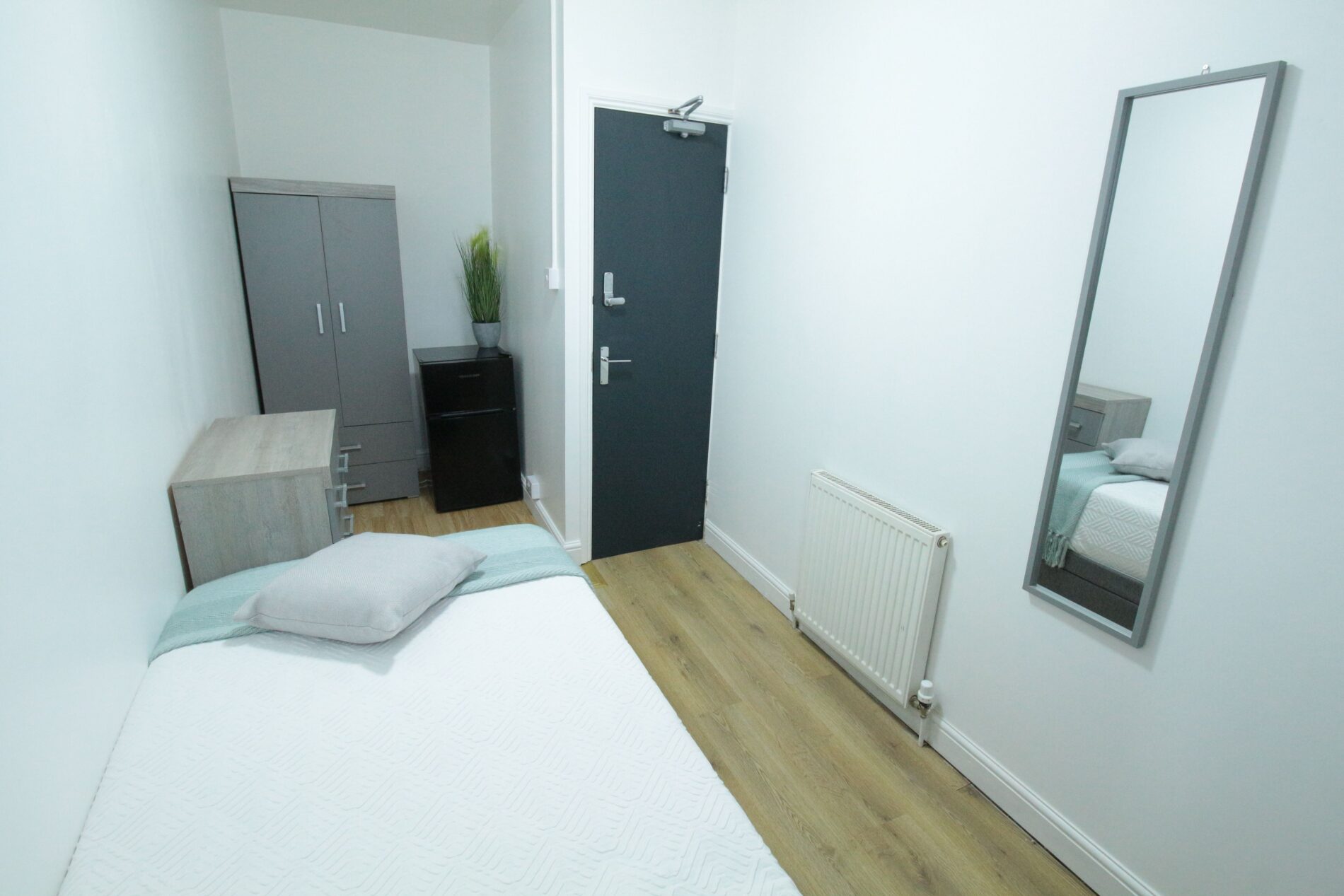 Room Dixon Street in Lincoln