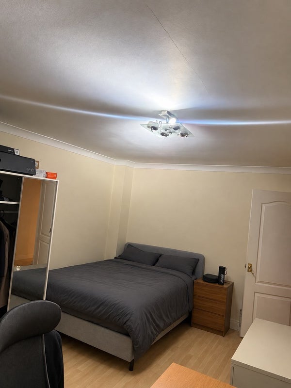 Flat Ravenscroft Road in Greater London