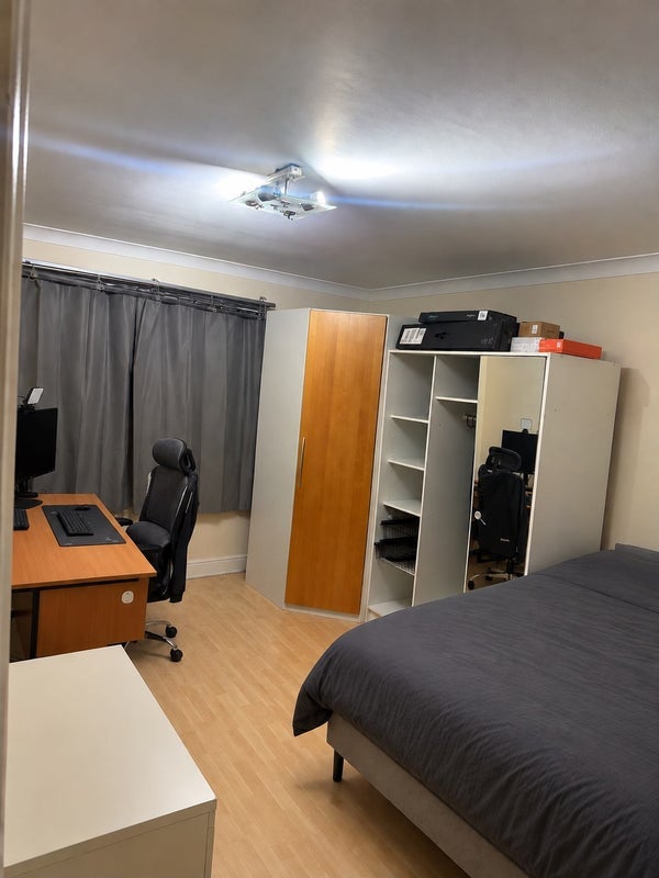 Flat Ravenscroft Road in Greater London