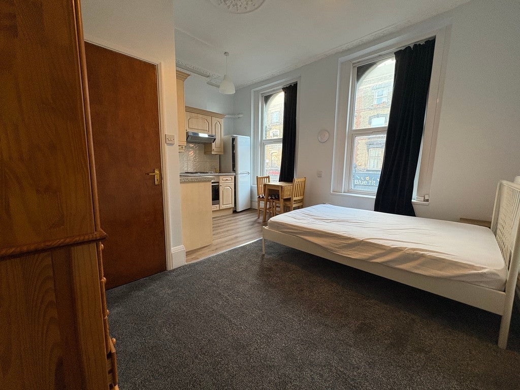 Flat Stoke Newington Road in Greater London