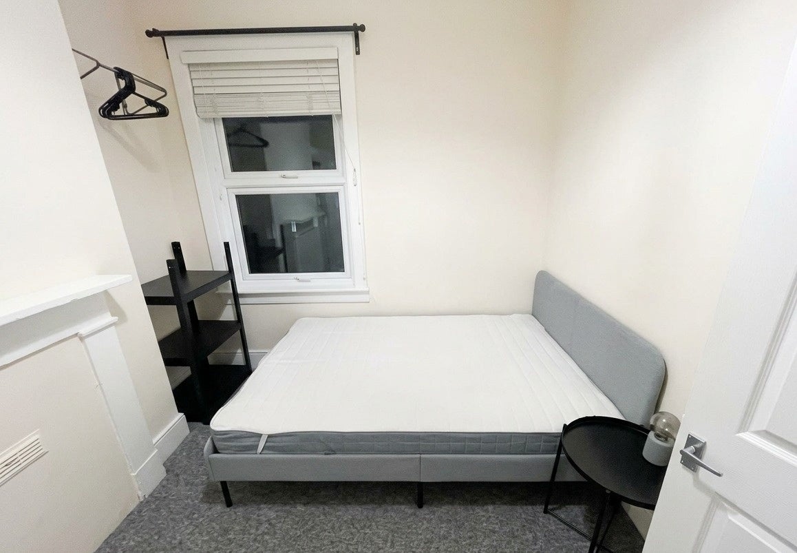 Flat Vicarage Lane in Greater London