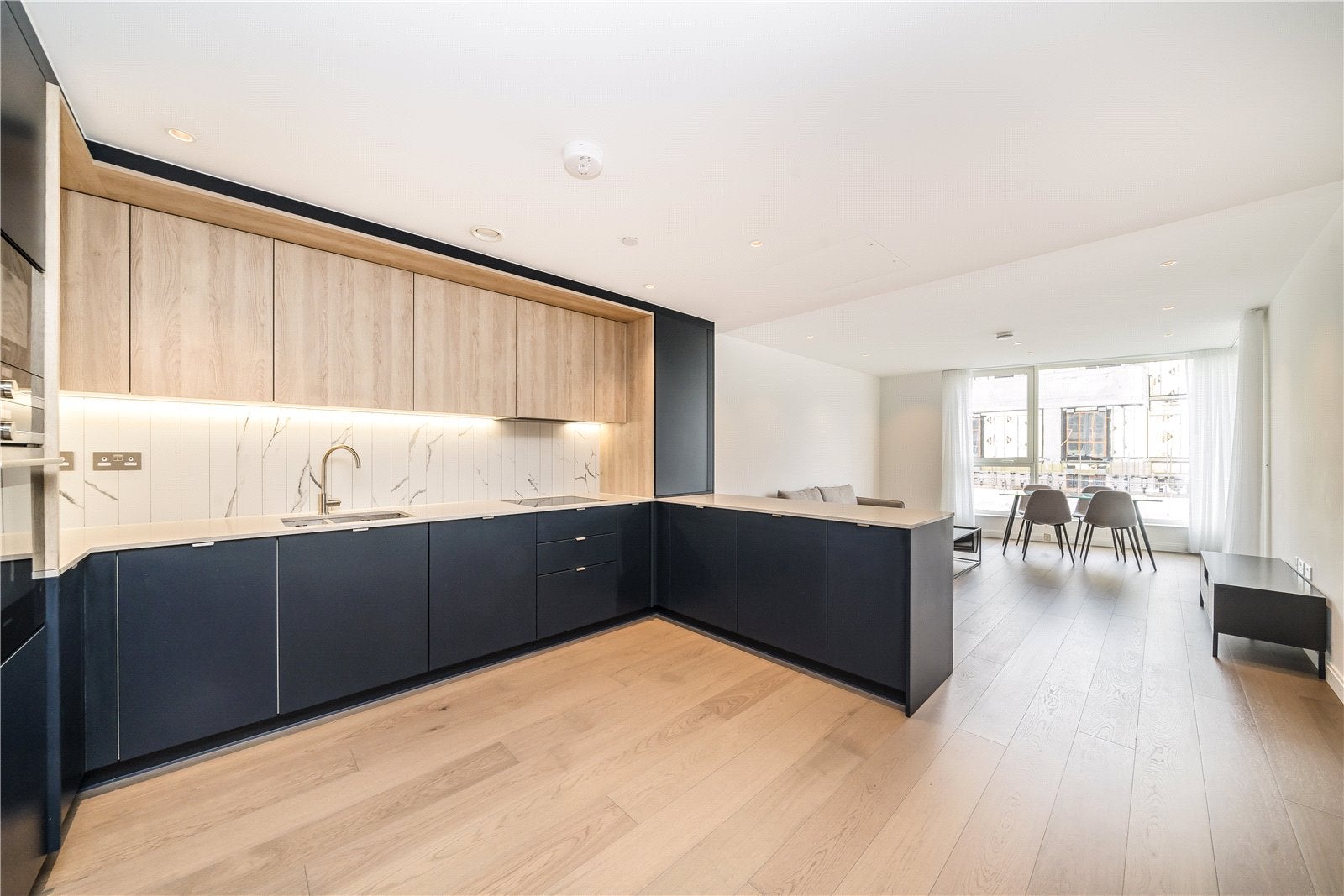 Flat Kennington Lane in Greater London
