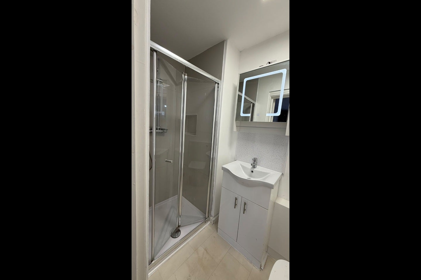 Flat Imperial Drive in Greater London