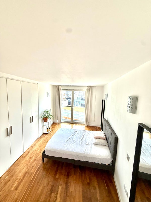 Room Fairmont Avenue in Greater London