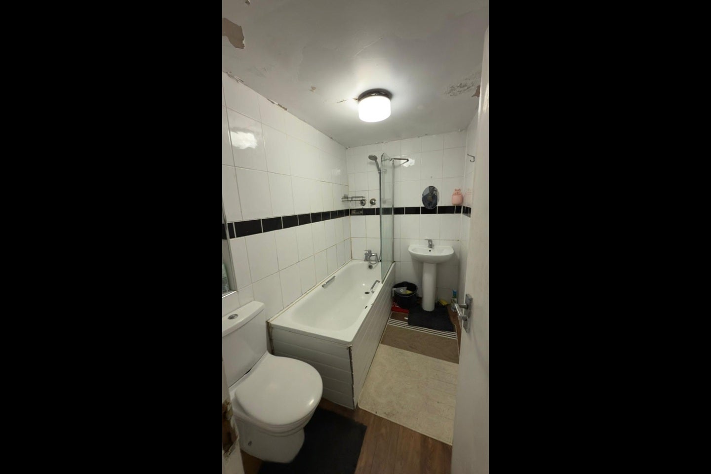 Flat Hanworth Road in Greater London