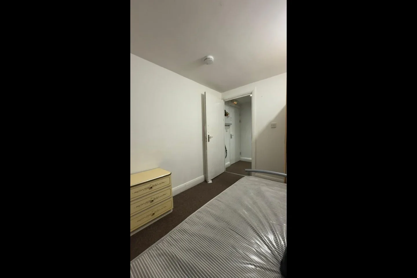 Flat Hanworth Road in Greater London