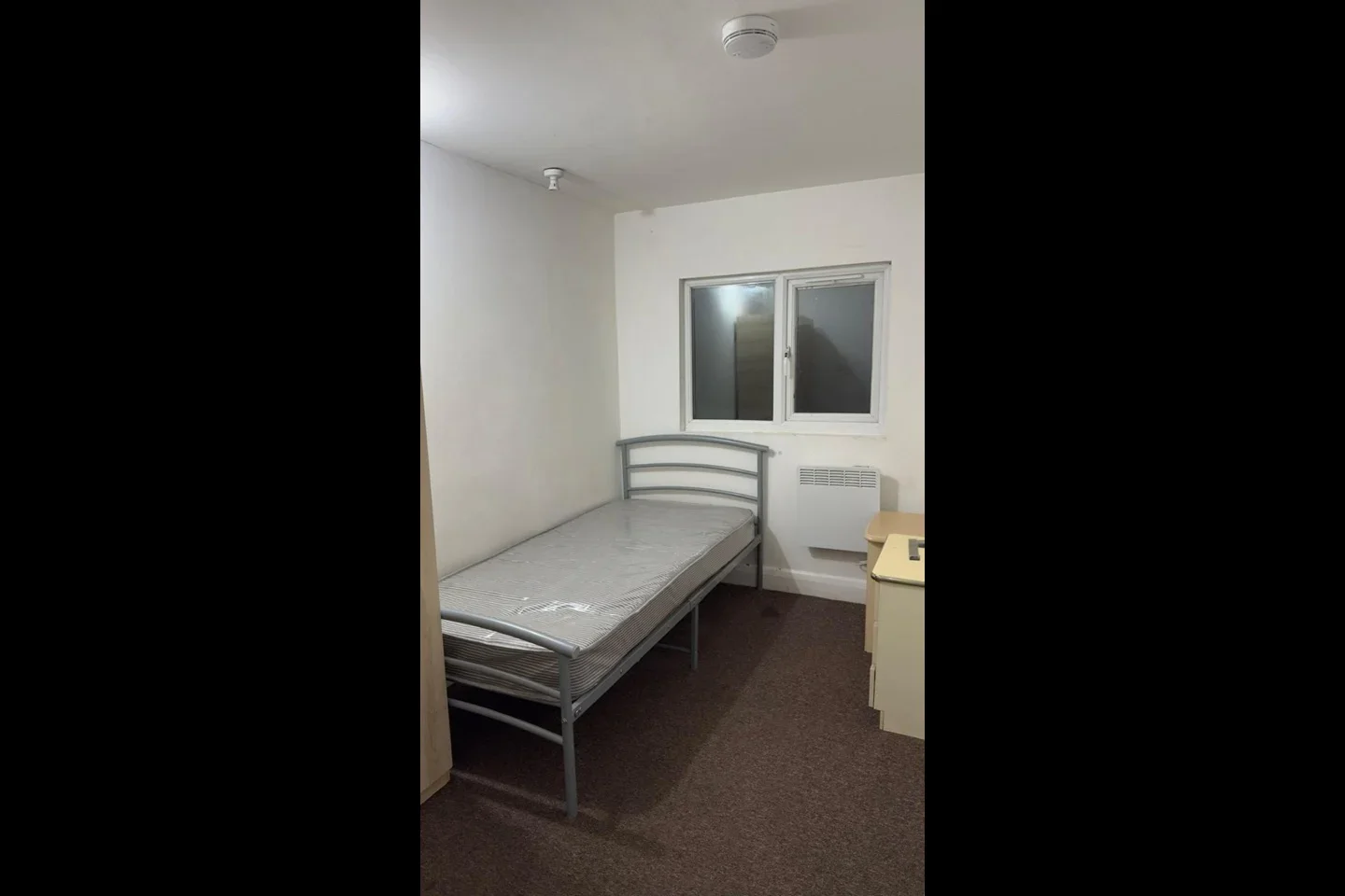 Flat Hanworth Road in Greater London