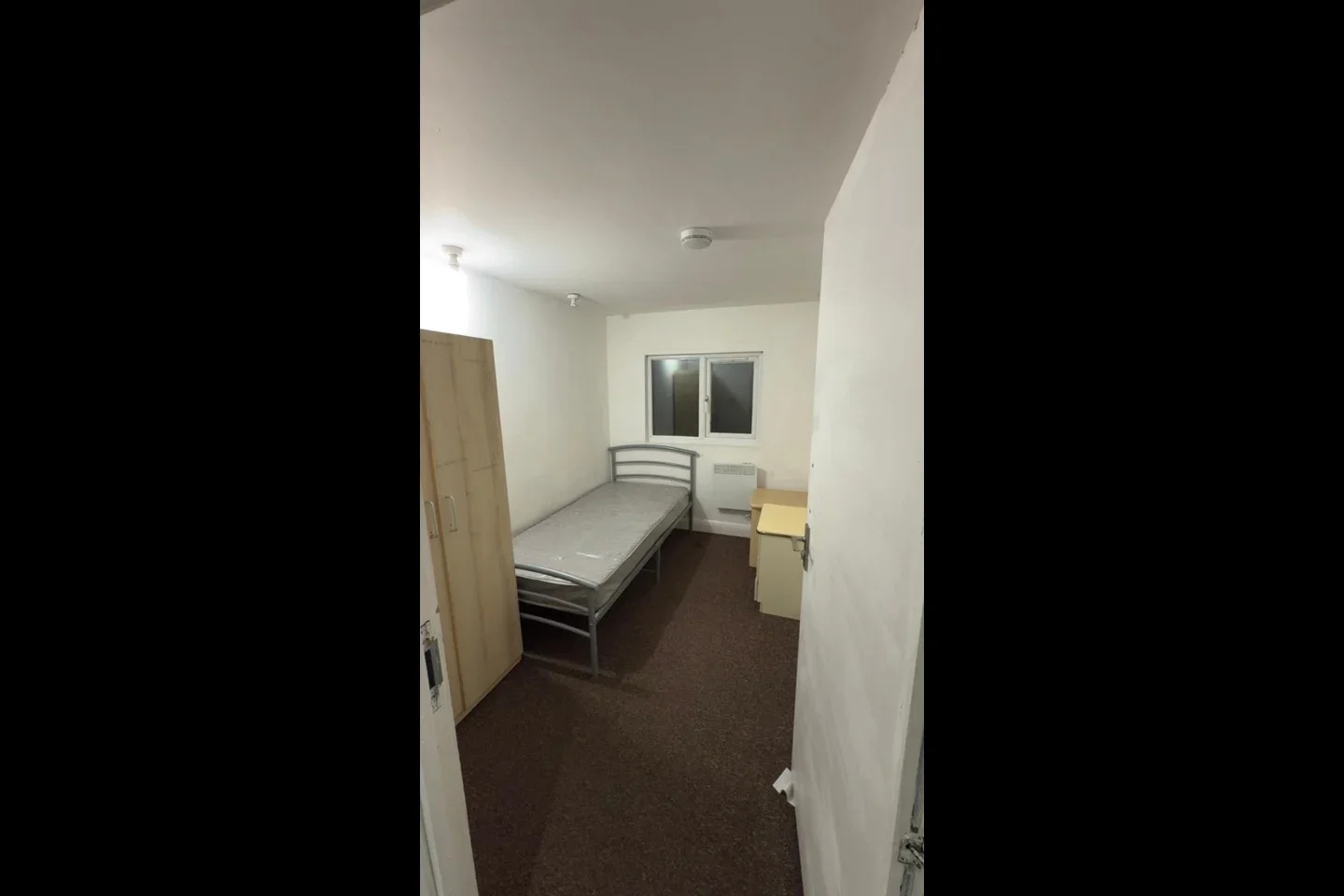 Flat Hanworth Road in Greater London