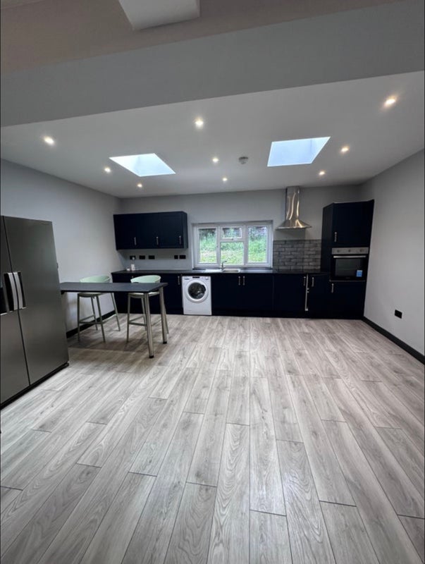 Room Barnfield Road in Greater London