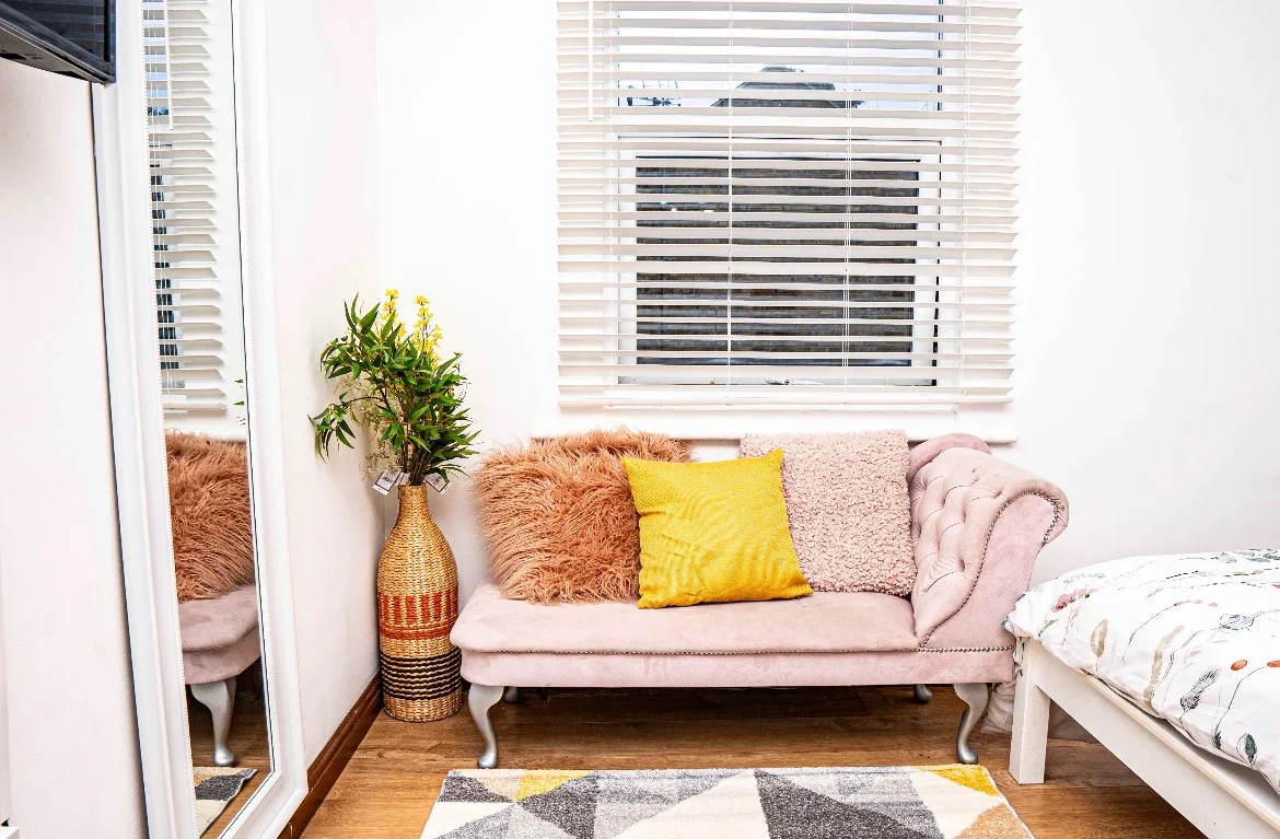 Flat Haydons Road in Greater London