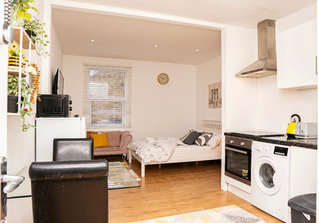Flat Haydons Road in Greater London