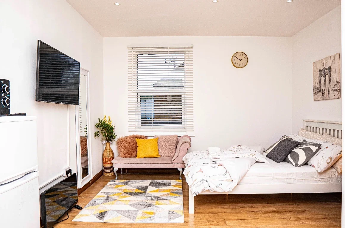 Flat Haydons Road in Greater London