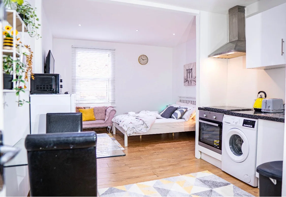 Flat Haydons Road in Greater London