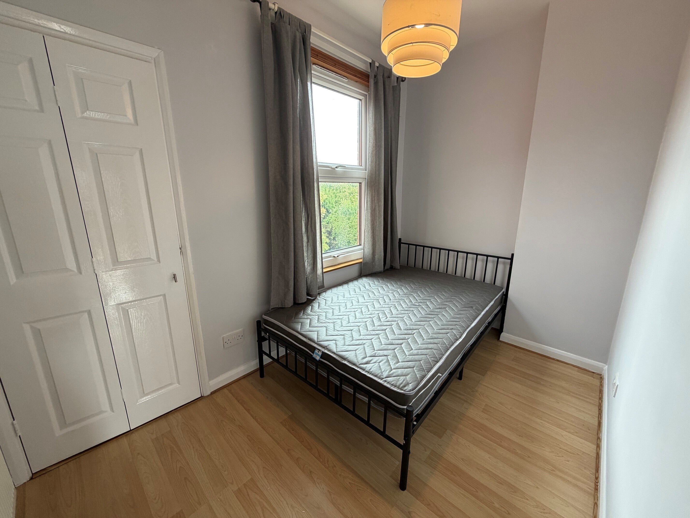 Flat Glenfield Road in Leicester
